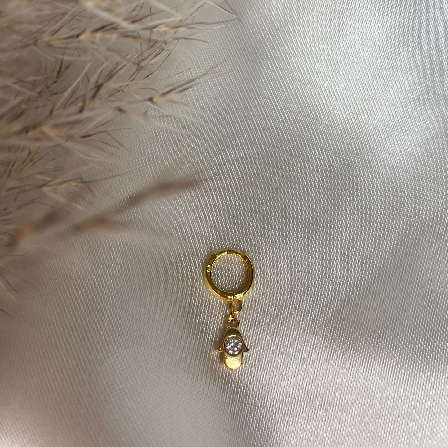 Piercing Mano Chapa de Oro