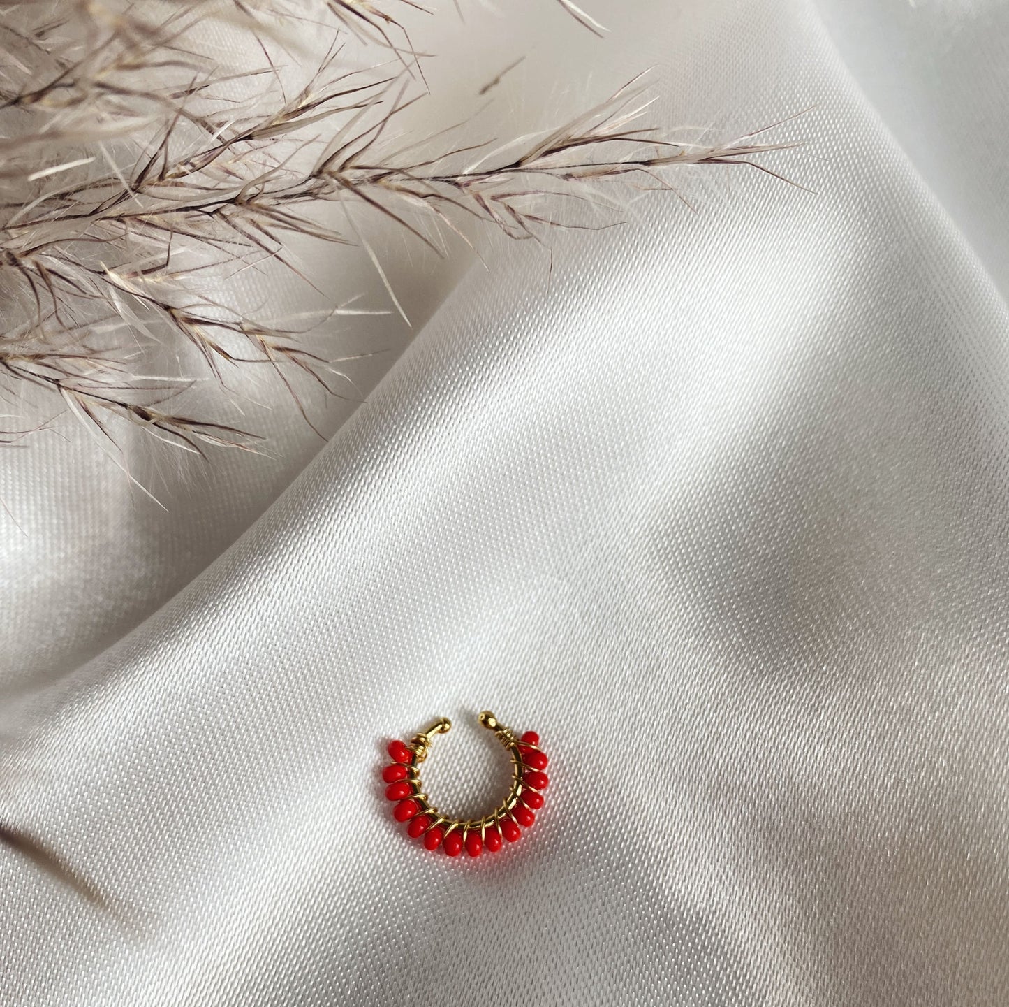 Piercing con Chaquira Roja